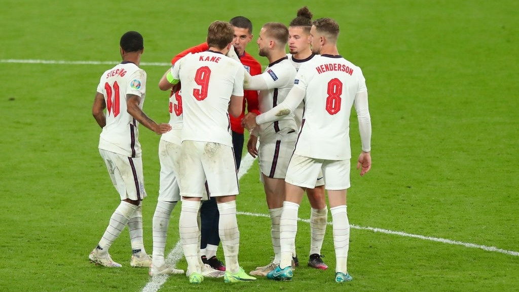 އިންގްލެންޑުގެ ކުޅުންތެރިން ބުކާޔޯ ސާކާއަށް ހިތްވަރު ދެނީ