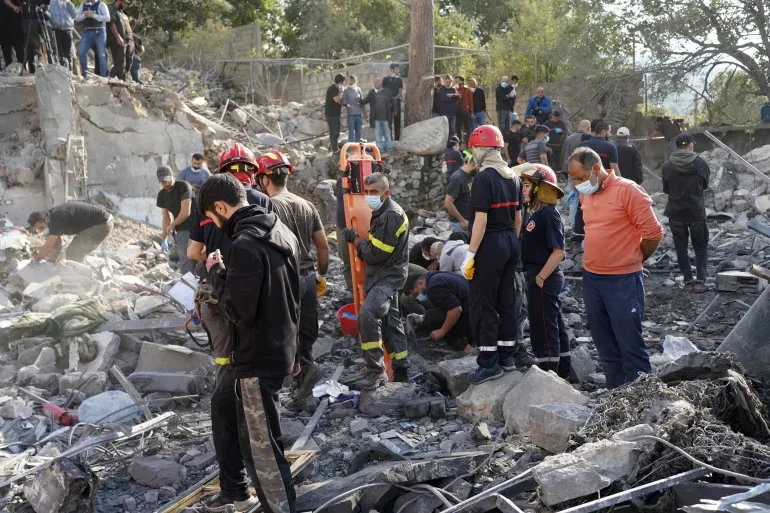 އިޒްރޭލުން ލުބްނާންގެ އަލްމާޓް އަވަށަށް އިން ހަމަލާ އަށް ފަހު މީހުން ހޯދުމުގެ މަސައްކަތް ކުރަނީ، 23 މީހުން މިހަމަލާގައި މަރުވި