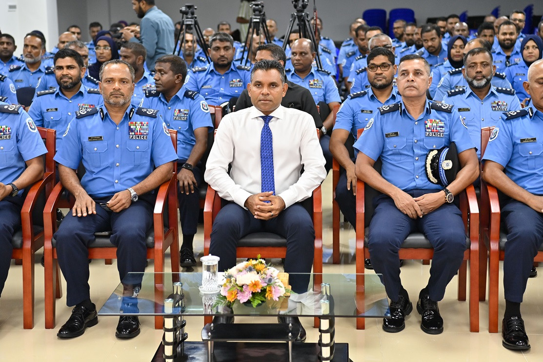 ރައީސުލްޖުމްހޫރިއްޔާގެ ނައިބު ފައިޞަލް ނަސީމް މާލޭ އޭރިޔާގެ ކުރީ ސަފުގައި މަސައްކަތްކުރާ ފުލުހުންނާއިއެކު ބޭއްވި ބައްދަލުކުރެއްވުމުގައި - ފޮޓޯ: ރައީސް އޮފީސް