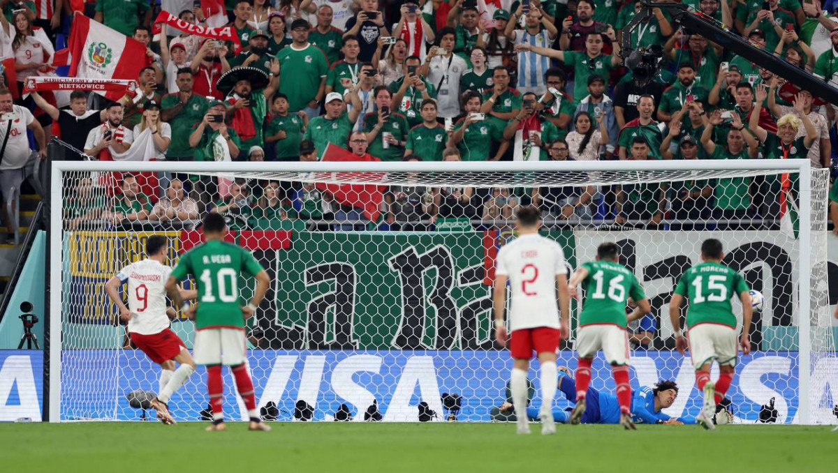 ޕޮލޭންޑު އަދި މެކްސިކޯ ބައްދަލުކުރި މެޗުގެ ތެރެއިން، ލެވަންޑޯސްކީ ފޮނުވާލި ޕެނަލްޓީ މެކްސިކޯގެ ކީޕަރު ވަނީ މަތަކޮށްފައި: ފޮޓޯ - ރޮއިޓާސް   