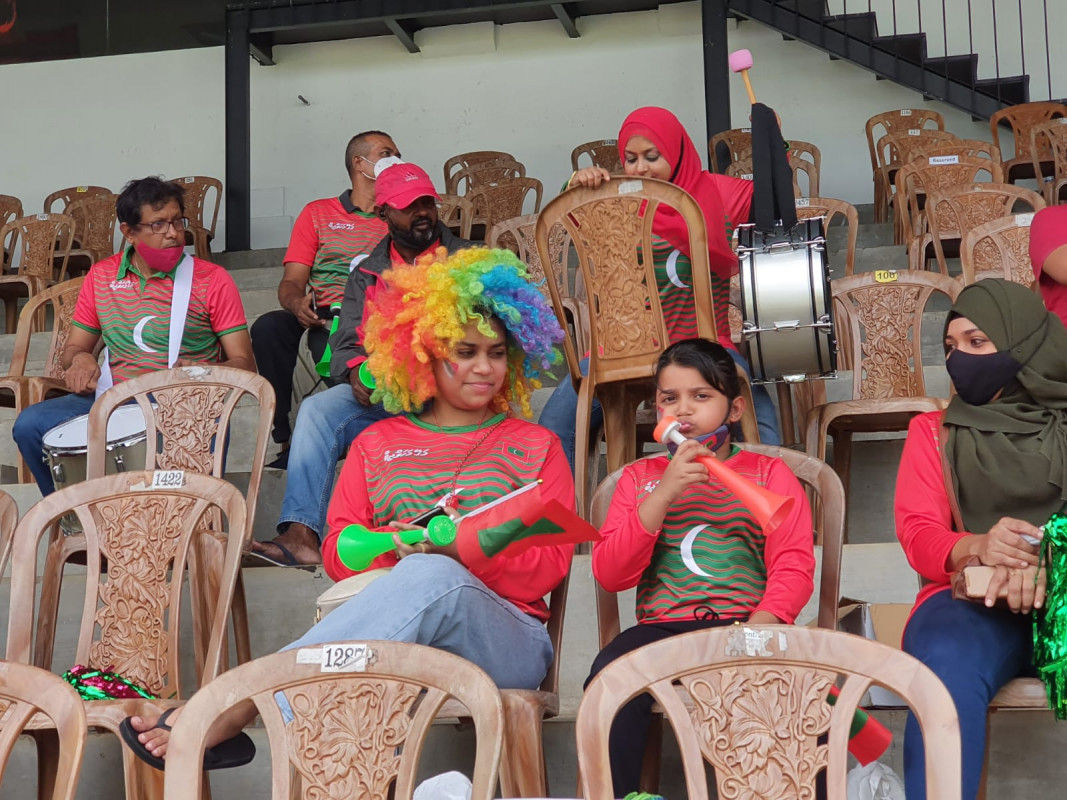 "މަހިންދަ ރާޖަޕަކްސަ ޓްރޮފީ" ފުޓްބޯޅަ މުބާރާތުގައި ދިވެހިރާއްޖެ އާއި ސްރީލަންކާ ބައްދަލުކުރާ މެޗުގައި، ދިވެހި ޓީމަށް ހިތްވަރު ދިނުމަށް ދަނޑަށް ވަދެ ތިބި ދިވެހި ސަޕޯޓަރުން - ފޮޓޯ: މުޙައްމަދު ފައިސަލް