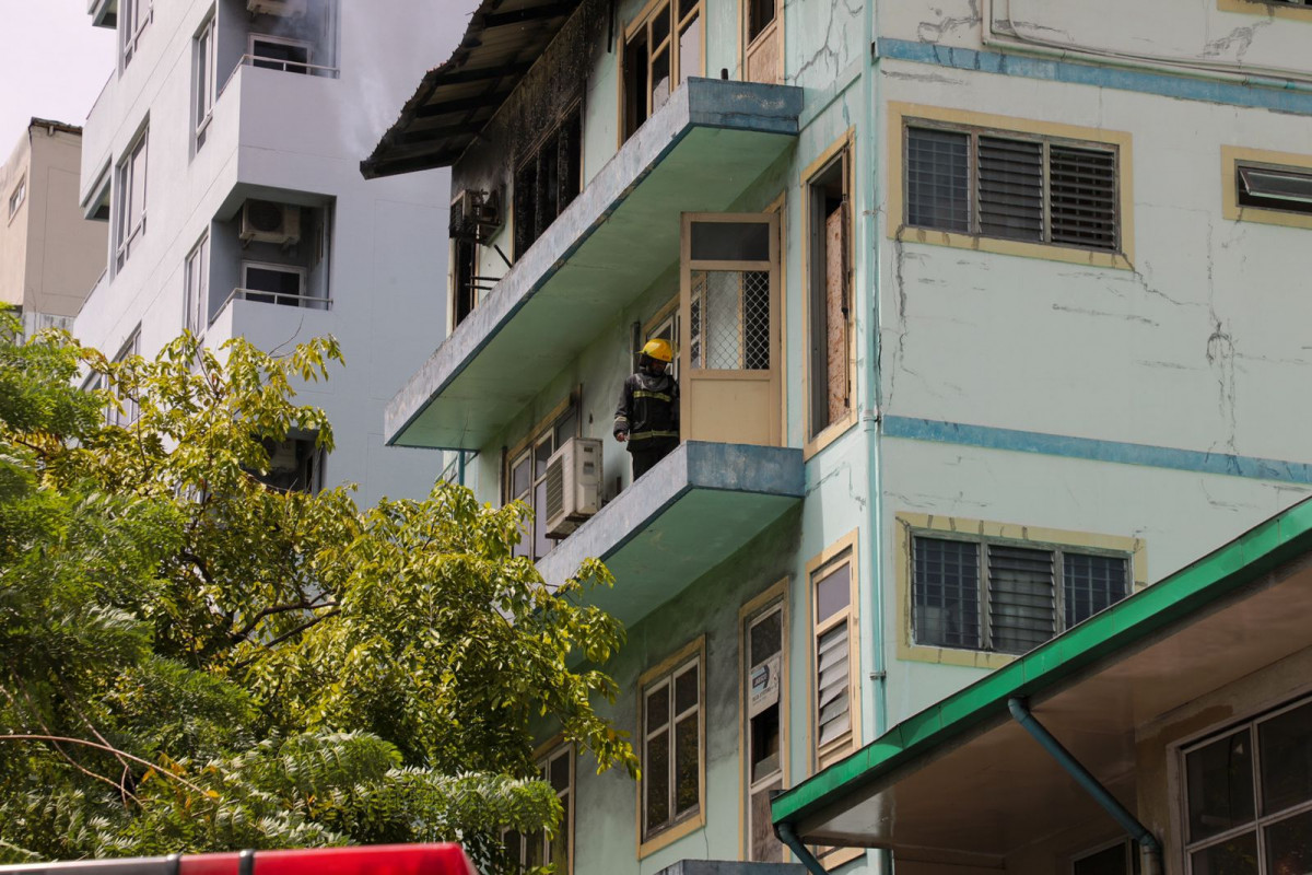 ގ. ތުނޑި އިމާރާތުގެ 4 ވަނަ ފަންގިފިލާގައި އަލިފާން ރޯވުން -  އެ ފްލޯއަކީ "ސީގަލް ފުޑްސް" ގެ ބިދޭސީންތަކެއް އެކޮމޮޑޭޝަން ގޮތުގައި ބޭނުންކުރާ ފްލޯއެއް - ފޮޓޯ: މުހައްމަދު އަނިލް