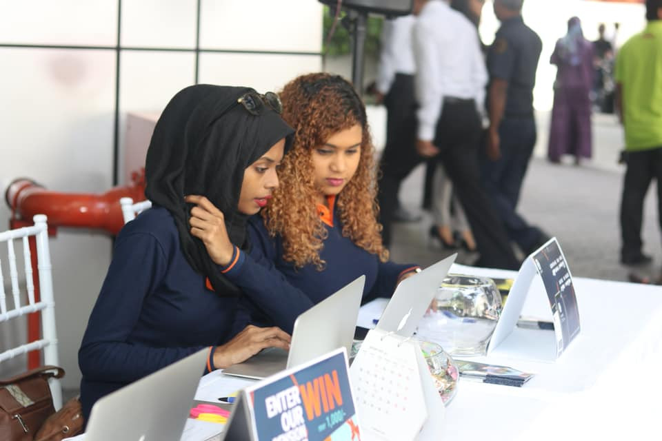 ޕެންޝަން އޮފީހުގެ މުވައްޒަފުން އެ އޮފީހުގެ އެކި މަސައްކަތް ކުރުމުގައި