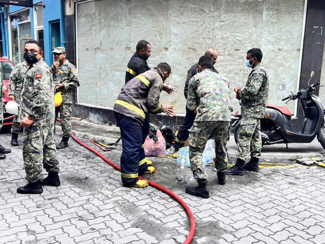 މ. ނިރުފެހިގޭގައި ހިނގި އަލިފާނުގެ ޙާދިސާ - ސަލާމަތް ކުރެވުނު މީހުންނަށް ދޭން ޖެހޭ އެހީތެރިކަން ނޭޝަނަލް ޑިސާސްޓަރ މެނޭޖްމަންޓް އޮތޯރިޓީ މެދުވެރިކޮށް ދަނީ ކުރަމުން - ފޮޓޯ: ރާއްޖެއެމްވީ