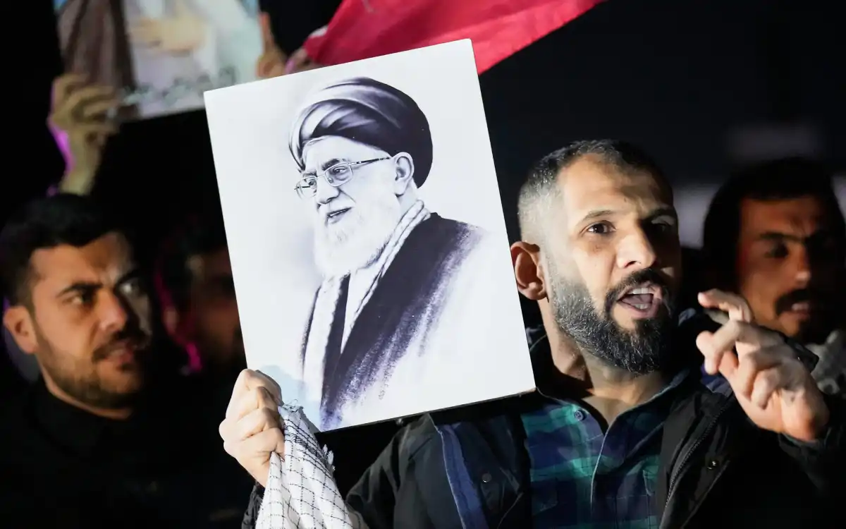 އެއްވުމެއްގެ ތެރެއިން އީރާންގެ ރައްޔިތަކު ޚާމަނާއީގެ ފޮޓޯފުޅެއް ހިފައިގެން