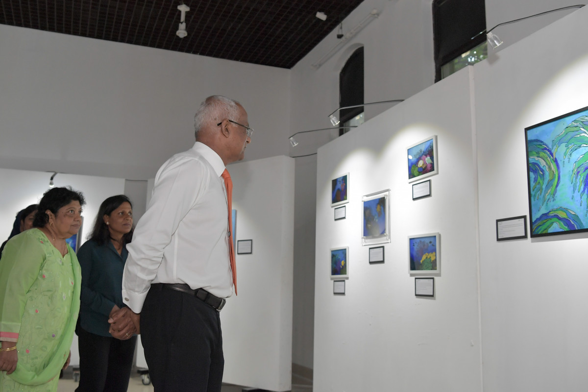 21 އޯގަސްޓް 2019 -- 'ދަ އަންޑަރ ވޯޓަރ ވޯލްޑް އޮފް މޯލްޑިވްސް' މައުރަޒު ހުޅުވުން، މި މައުރަޒު ހުޅުވައިދެއްވުމައްފަހު ރައީސްގެ ދެކަނބަލުން މައުރަޒު ބައްލަވައިލައްވަނީ -- ފޮޓޯ: ރައީސް އޮފީސް