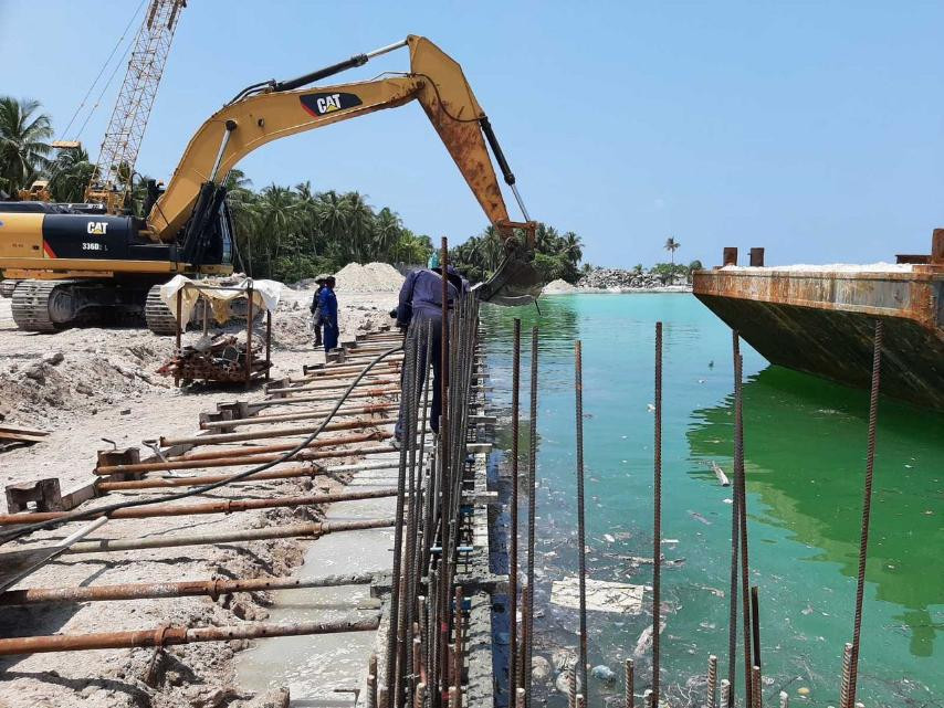 ށ. ފީވަށް ބަނދަރު ހެދުމުގެ މަސައްކަތުގެ ތެރެއިން އެއްގަމު ތޮށިލުމުގެ މަސައްކަތް ކުރަމުންދަނީ