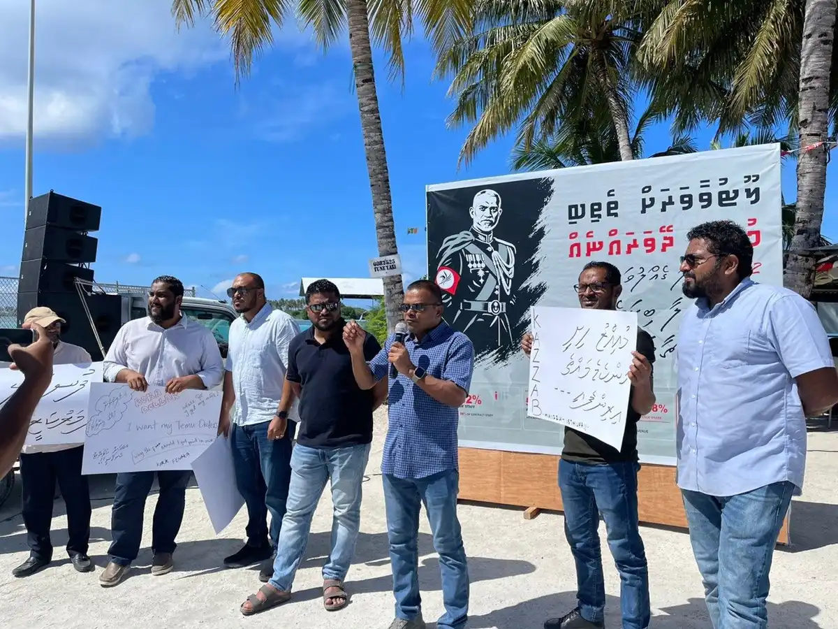 އައްޑޫ ސިޓީ ފެނަކައިގައި މަސައްކަތް ކުރަމުން ދިޔަ އެތަށް މުވައްޒަފުންނެއް ވަޒީފާއިން ވަކި ކުރުމާއި ގުޅިގެން އިހުތިޖާޖުކުރަނީ