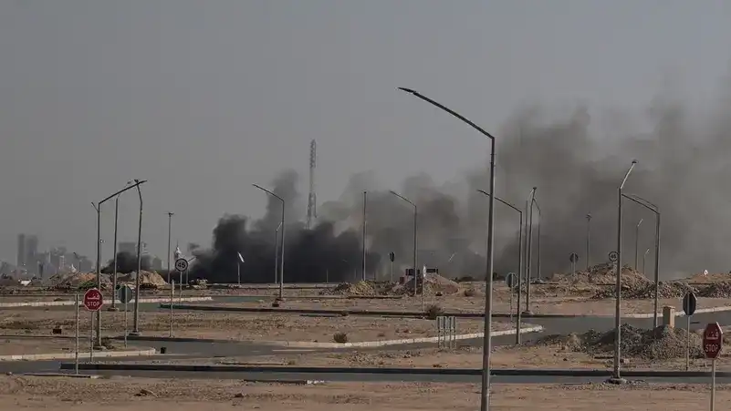 ކުވައިތު ސިޓީގައި ހުންނަ އެމެރިކާގެ އެމްބަސީ ހިމެނޭ ސަރަހައްދަށް އީރާން އިން ހަމަލާއެއް ދީފައިވާ ކަމަށް ރިޕޯޓު ކޮށްފައިވާއިރު، އެ ސަރަހައްދުން ދުން އަރަމުންދާ މަންޒަރު.