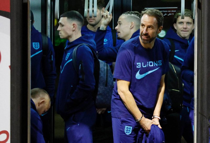 އިންގްލެންޑް ޓީމުގެ ކޯޗު އެއާޕޯޓުގައި ބަހުން ފައިބަނީ: ފޮޓޯ - ރޮއިޓާސް