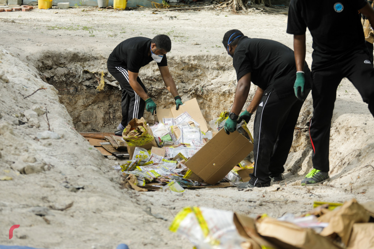 26 ޖޫން 2019: ފުލުހުންގެ ބެލުމުގެ ދަށުގައި ހުރި 416.9 ކިލޯގެ މަސްތުވާތަކެތި ނައްތާލުން. -- ފޮޓޯ: ޝުއައިބް މުހައްމަދު