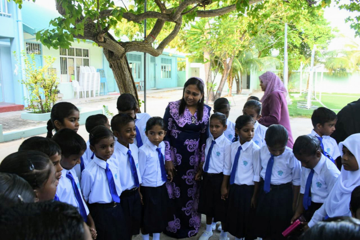 އދ. އަތޮޅު ތައުލީމީ މަރުކަޒުގެ ދަރިވަރުންނާއެކު ފިޝަރީޒް މިނިސްޓަރު ޒަހާ ވަހީދު