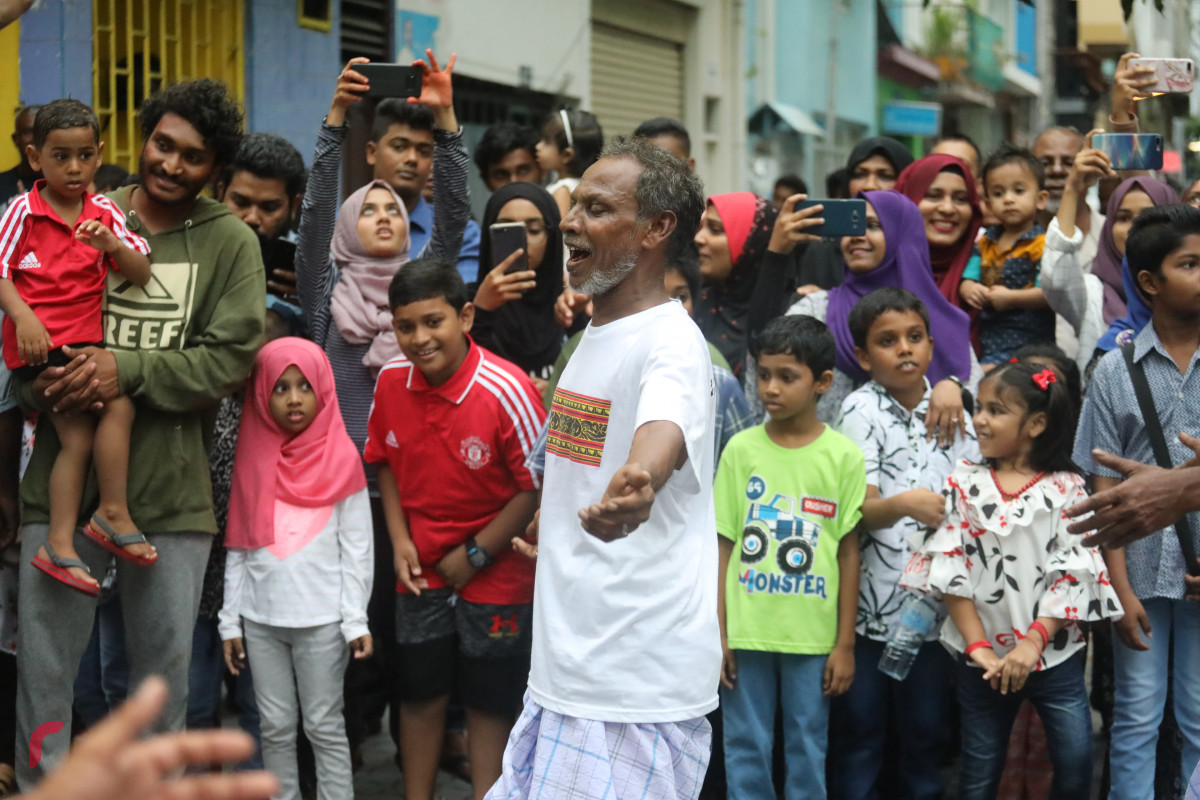 04 ޖޫން 2019 --މާލޭގައި މާލި ނެރުމުގެ ހަރަކާތުގެ ތެރެއިން، މި ހަރަކާތް ބަލާލުމަށް ގިނަ އަދަދެއްގެ މީހުން ވަނީ ޖަމާވެފައި-- ފޮޓޯ: ޝުއައިބް މުހައްމަދު