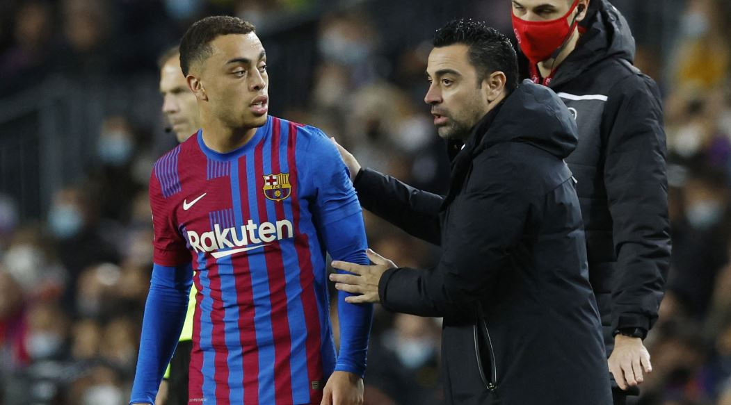 ބާސެލޯނާގެ ކޯޗު ޒަވީ، ޑެސްޓަށް އިރުޝާދު ދެނީ