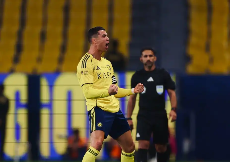 މެޗުގައި ލަނޑު ޖެހުމަށް ފަހު އަލް ނަޞްރުގެ ކެޕްޓަން ރޮނާލްޑޯ އުފާ ފާޅު ކުރަނީ