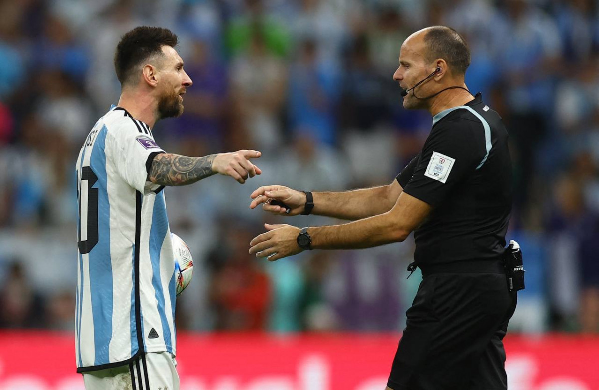 މައްސަލަ ހޫނުވެ ޝަކުވާތައް އޮހުނު ރެފްރީ ލަހޯޒަށް ފީފާ އިން ފިޔަވަޅު އަޅައިފި