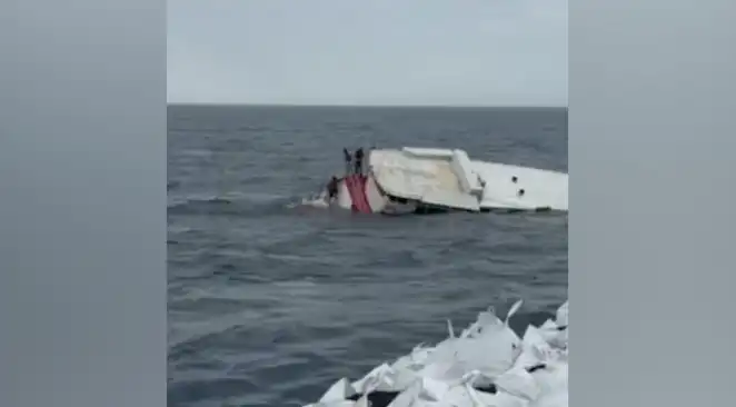 Footage showing the vessel Jazeera Q-10 as it begins to sink.