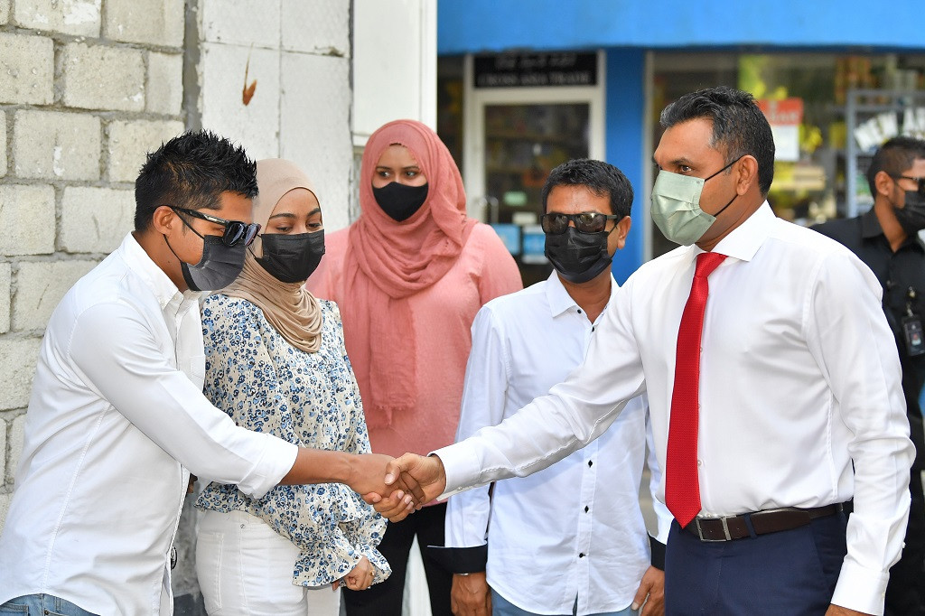 ރާއްޖެޓީވީގެ 'ފަށާއިރު' ޕްރޮގްރާމަށް ރައީސުލްޖުމްހޫރިއްޔާގެ ނައިބު ފައިސަލް ނަސީމް ވަޑައިގެންނެވުން - ރާއްޖެޓީވީ ސީޓީއޯ އިސްމާއިލް ޖިނާ އާއި ނައިބު ރައީސް ސަލާމް ކުރައްވަނީ - ފޮޓޯ: ރައީސް އޮފީސް