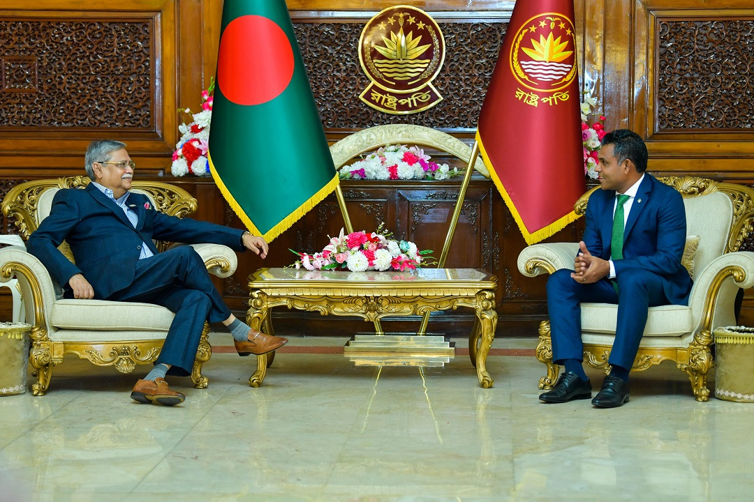 ރައީސުލްޖުމްހޫރިއްޔާގެ ނައިބު ފައިސަލް ނަސީމް، ބަންގްލަދޭޝްގެ ރައީސް މުހައްމަދު ޝަހާބުއްދީންގެ އަރިހަށް އިހުތިރާމުގެ ޒިޔާރަތް ކުރައްވާފައިވަނީ ހޮނިހިރު ދުވަހު - ފޮޓޯ: ރައީސް އޮފީސް