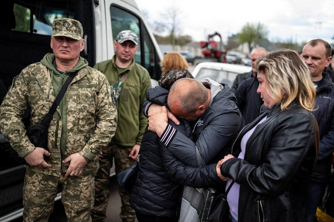 ހަނގުރާމައިގައި މަރުވި މީހުންގެ ޖަނާޒާގައި އެމީހުންގެ އާއިލާގެ މީހުން ހިތާމަ ފާޅުކުރަނީ - ފޮޓޯ: ރޮއިޓަރސް