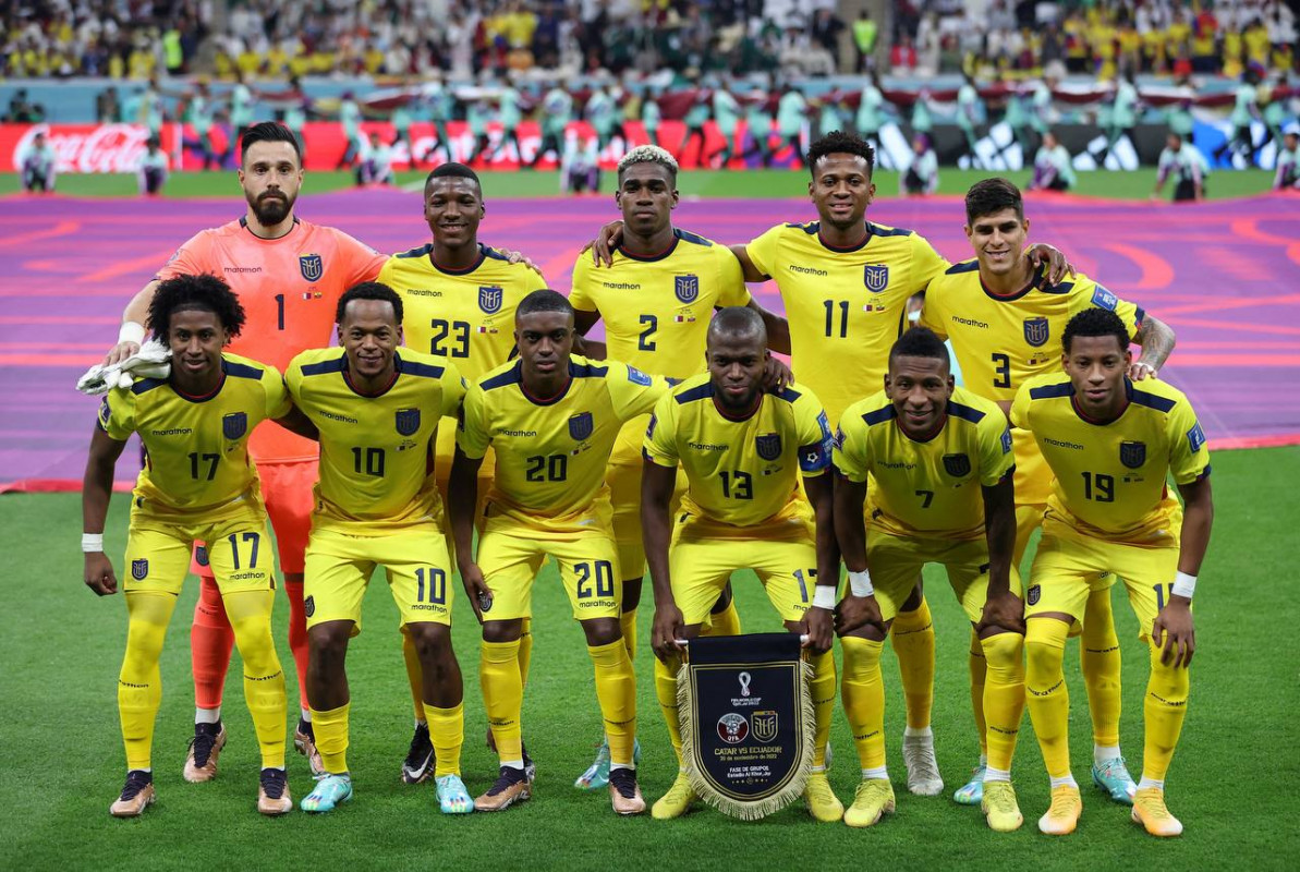 ގްރޫޕް އޭ ގައި ޤަތަރު އަދި އިކުއެޑޯ ބައްދަލު ކުރި މެޗުގެ ތެރެއިން، އިކުއެޑޯ ޓީމުގެ ކުޅުންތެރިން: ފޮޓޯ - ރޮއިޓާސް