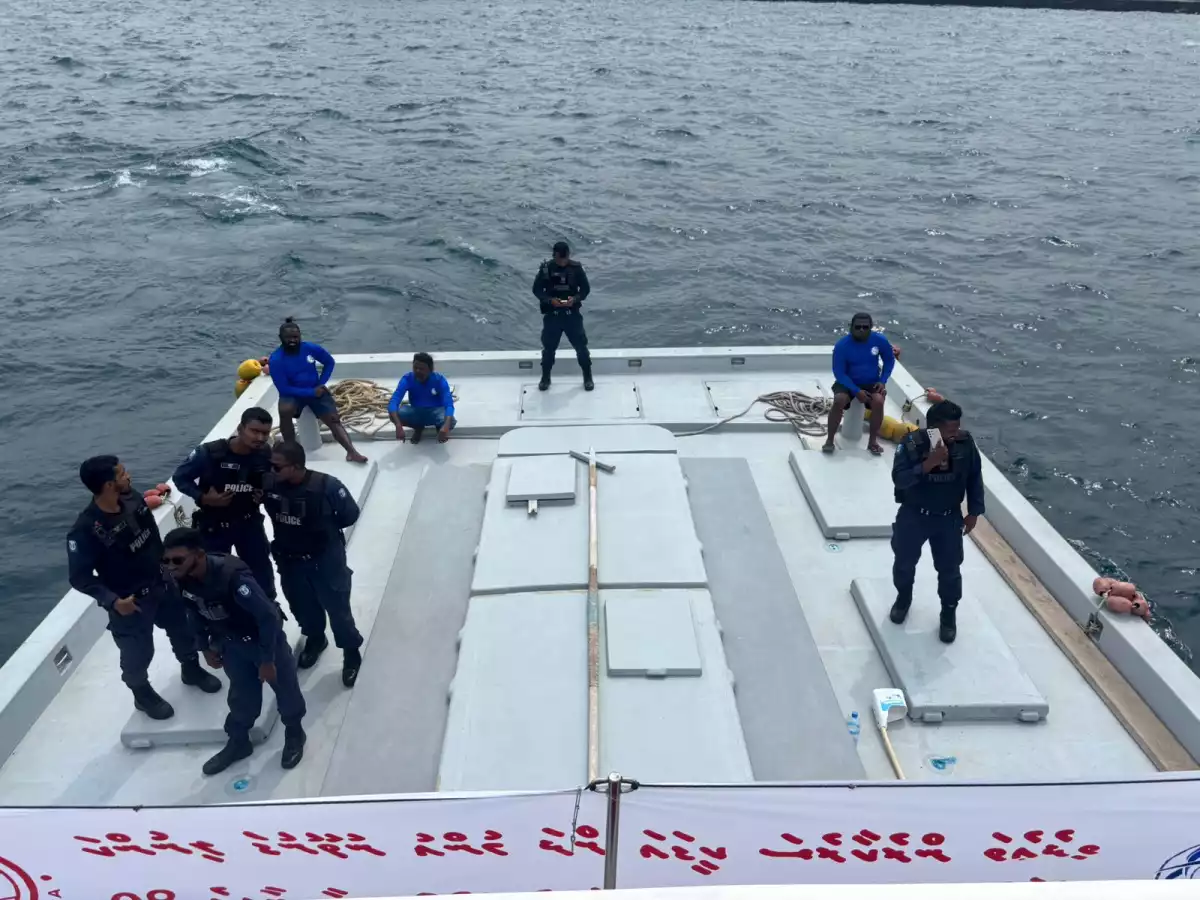 އިހުތިޖާޖުގެ ބައިވެރިން ބުނެފައި ވަނީ ރައީސުލްޖުމްހޫރިއްޔާ ޑރ. މުހައްމަދު މުއިއްޒު ގެ އިތުރުން ފިޝަރީޒް މިނިސްޓަރު އަހުމަދު ޝިޔާމް އިހުތިޖާޖުގެ ބައިވެރިންނާ ބައްދަލު ކޮށް ޑިމާންޑު ތަކަށް ހައްލު ހޯދައިދިނުމާ ހަމައަށް އިހުތިޖާޖު ކުރިއަށް ގެންދާނެ ކަމަށް - ފޮޓޯ: ރާއްޖެއެމްވީ