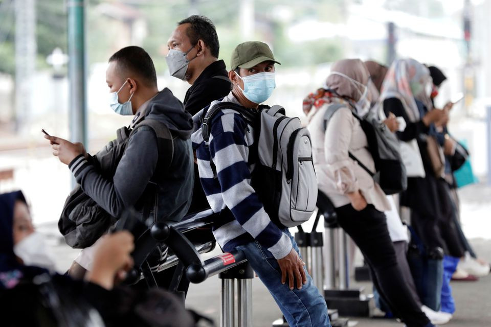 އިންޑޮނޭޝިޔާގެ ޖަކާޓާގައި މީހުން ޓްރެއިން ސްޓޭޝަނެއްގައި މަޑުކޮށްލައިގެން