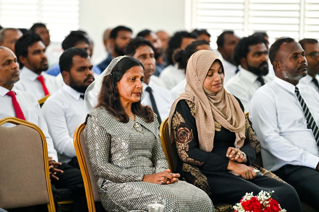 ގައުމީ އެއްބައިވަންތަކަމުގެ ދުވަހުގެ ހަފުލާގައި ރައީސުލްޖުމްހޫރިއްޔާގެ އަނބިކަނބަލުން ފަޒްނާ އަހްމަދާއި ހޯމް މިނިސްޓަރުގެ އަނބިކަނބަލުން ޔުމްނާ - ފޮޓޯ: ރައީސް އޮފީސް