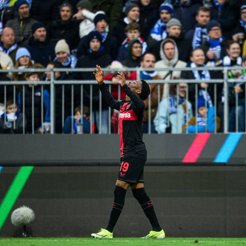 މެޗުގައި ލަނޑު ޖެހުމަށްފަހު ޓެލާ އުފާ ފާޅު ކުރަނީ