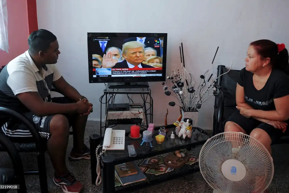 އެމެރިކާގެ އާ ރައީސް ޑޮނަލްޑް ޓްރަމްޕްގެ ހުވައި ކުރެއްވުމުގެ ރަސްމިއްޔާތުގެ ޓީވީ ބްރޯޑްކާސްޓް ކިއުބާއިން ބަލަނީ، 20 ޖެނުއަރީ 2017