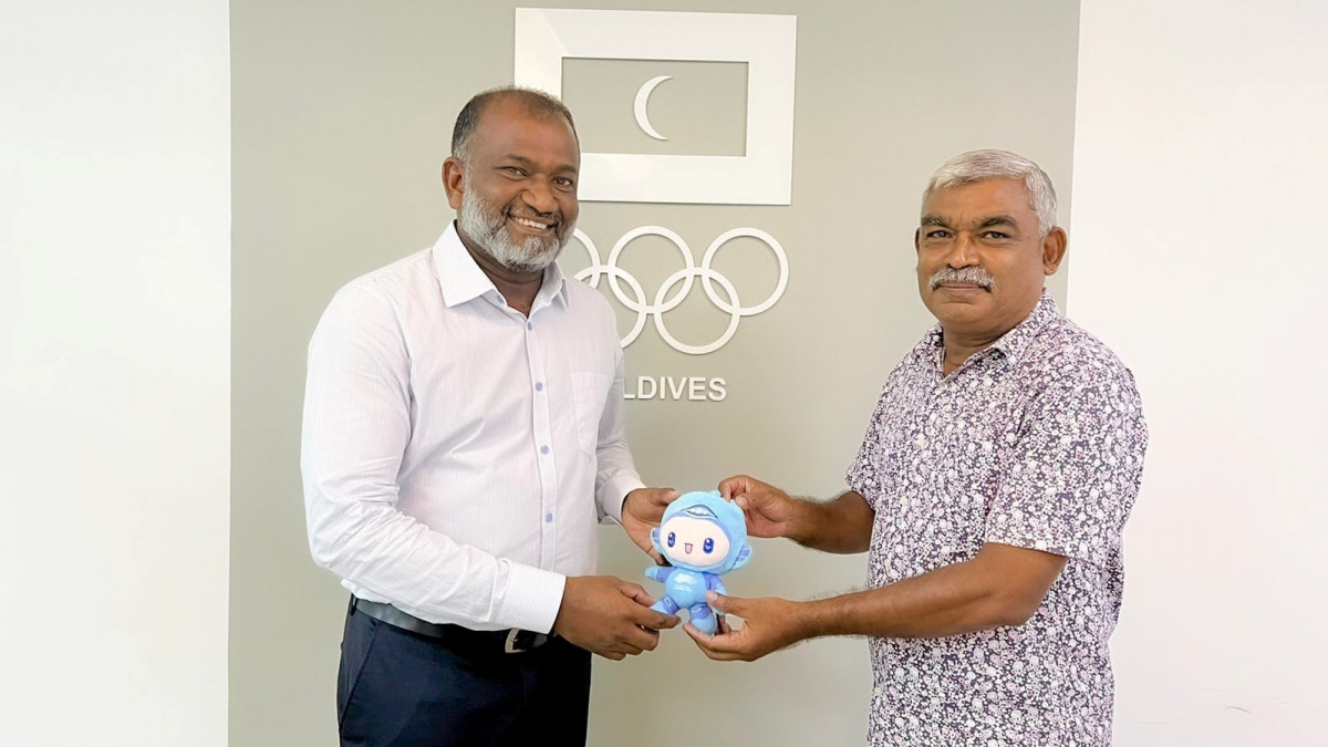 ހުސެއިން މުހައްމަދު (ވ) އާއި އޮލިމްޕިކް ކޮމިޓީގެ ރައީސް މުހައްމަދު އަބްދުއްސަައްތާރު (ކ)