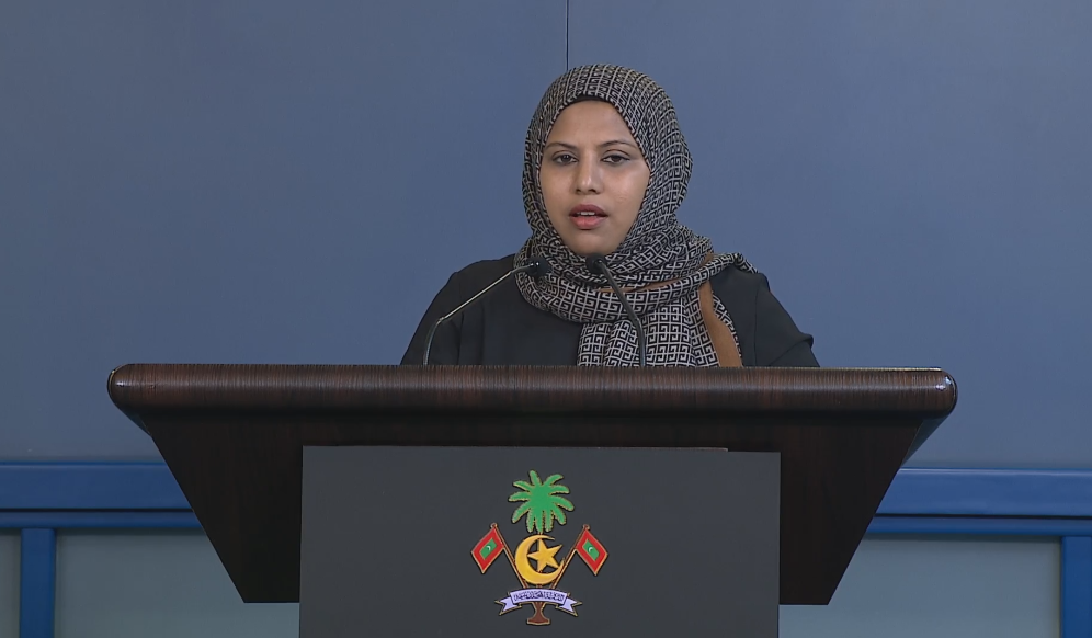 ސަރުކާރުގެ ތަރުޖަމާނު ހީނާ ވަލީދު ނޫސްވެރިންނަށް މައުލޫމާތު ދެއްވަނީ - ބޮސްނިއާ މައްސަލައިގައި ކަން ހިނގިގޮތް އެނގިއެއް ނުލައްވާ