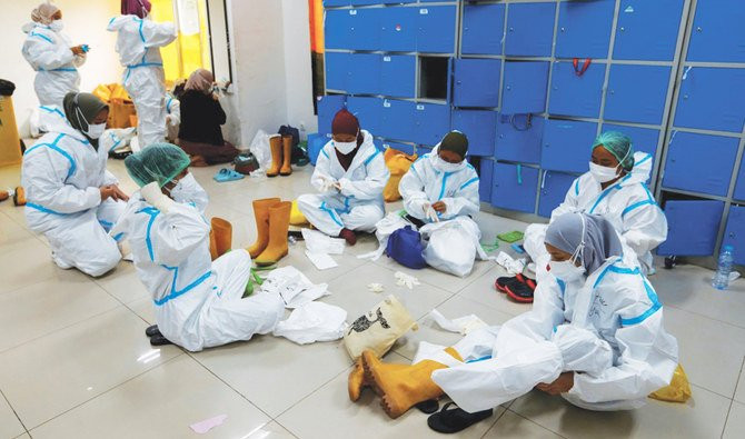 އިންޑޮނޭޝިއާގެ ޑޮކްޓަރުން މޮޑާނާގެ ކޮވިޑް ވެކްސިން ޖެހުން