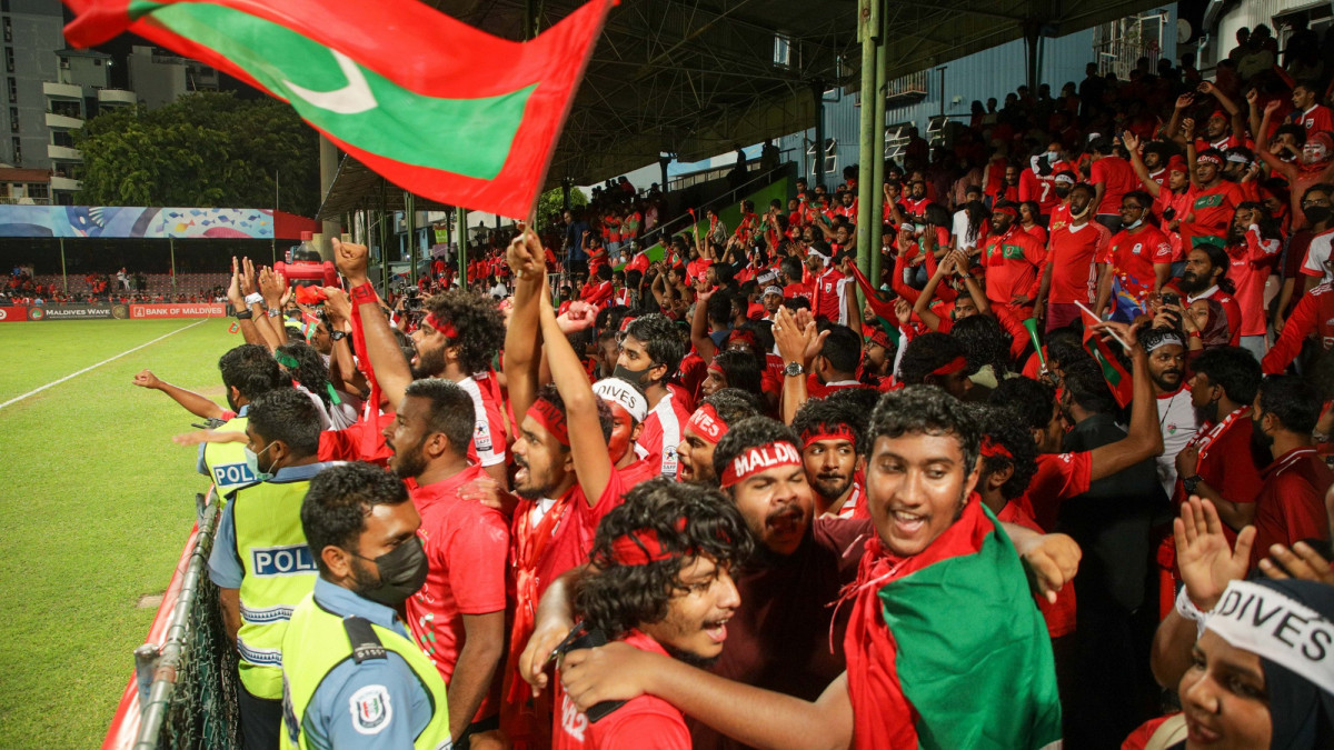 ރާއްޖެ އާއި ބަންގްލަދޭޝް ބައްދަލުކުރި މެޗު ބަލަން ދަނޑަށް ވަން ރާއްޖޭގެ ސަޕޯޓަރުން - ފޮޓޯ: އިމޭޖަސް.އެމްވީ