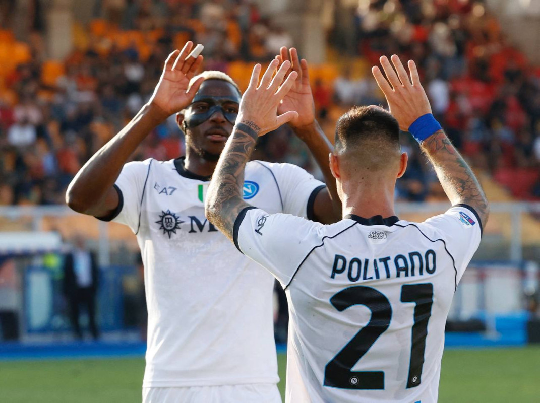 މެޗުގައި ލަނޑު ޖެހުމަށްފަހު ނަޕޯލީގެ ކުޅުންތެރިން އުފާ ފާޅު ކުރަނީ