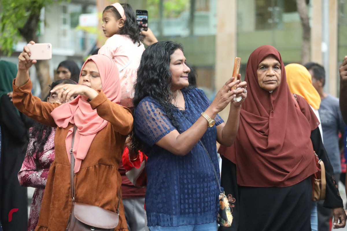 04 ޖޫން 2019 --މާލޭގައި މާލި ނެރުމުގެ ހަރަކާތުގެ ތެރެއިން، މި ހަރަކާތް ބަލާލުމަށް ގިނަ އަދަދެއްގެ މީހުން ވަނީ ޖަމާވެފައި-- ފޮޓޯ: ޝުއައިބް މުހައްމަދު