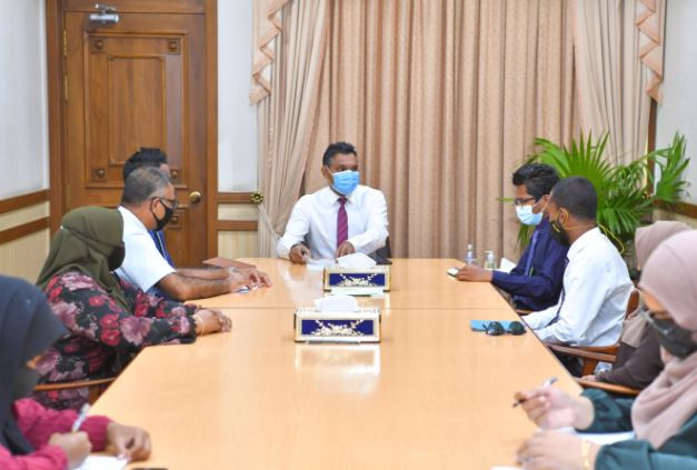 ރައީސުލްޖުމްހޫރިއްޔާގެ ނާއިބު އދ. ދިގުރަށު ކައުންސިލަރުންނާއެކު ބޭއްވި ބައްދަލުކުރެއްވުމުގައި