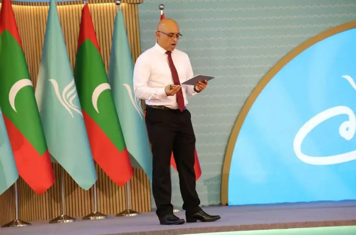 ޕީއެންސީގެ ކޮންގްރެސްގައި ފިނޭންސް މިނިސްޓަރު ހަސަން ޒަރީރު ވަނީ ޕްރެސެންޓޭޝަނެއް ދެއްވާފައި