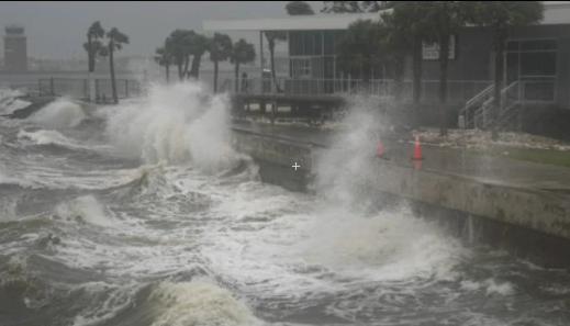 ހަރިކޭން މިލްޓަންގެ ސަބަބުން ފްލޮރިޑާގެ ގިނަ ސަރަހައްދުތަކަށް ވަނީ އުދަ އަރާ ފެންބޮޑުވެފައި
