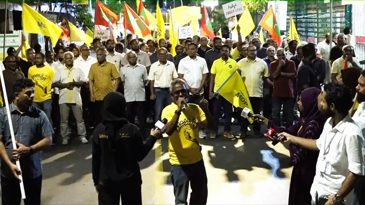 އެމްޑީޕީ އިން ބޭއްވި "ވަޒީފާ ބުރާސްފަތި" އިހުތިޖާޖުގައި ވައިކަރަދޫ ދާއިރާގެ މެންބަރު ހުސައިން ޒިޔާދު ވާހަކަ ދައްކަވަނީ.
