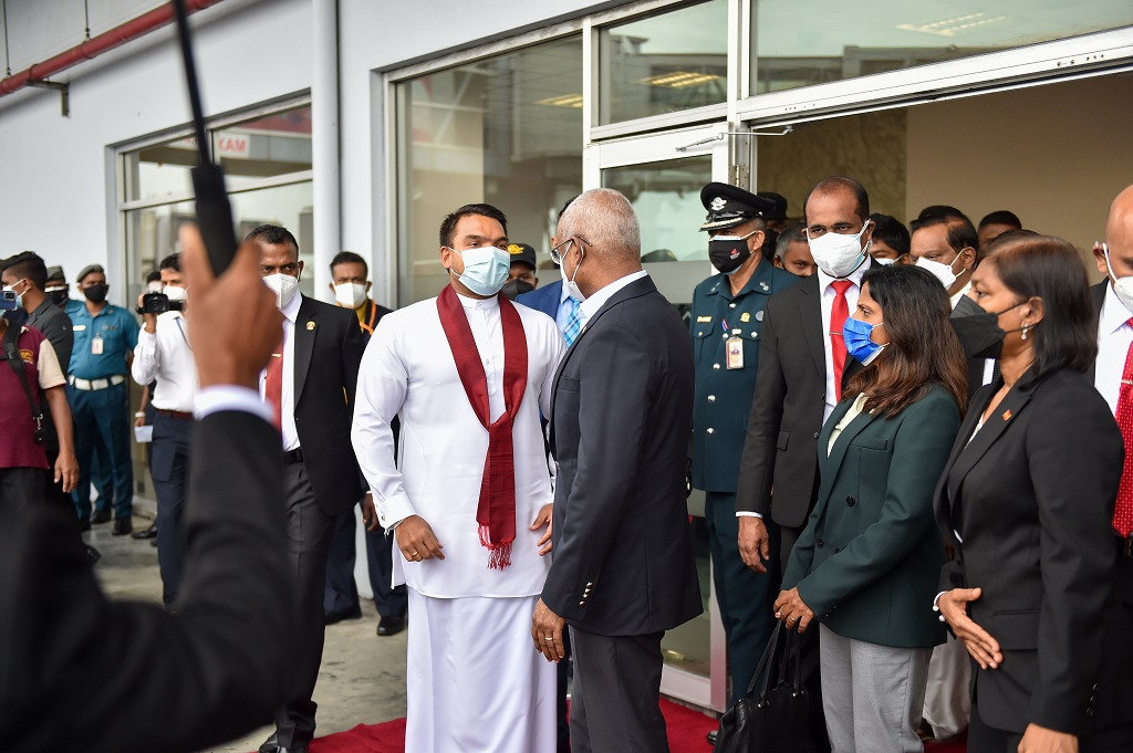 "ޕްރައިމް މިނިސްޓަރ މަހިންދަ ރާޖަޕަކްސަ ޓްރޮފީ 2021" ފުޓްބޯޅަ މުބާރާތަށް ރައީސުލްޖުމްހޫރިއްޔާގެ ދެކަނބަލުން ސްރީލަންކާއަށް ވަޑައިގެންނެވުން - ފޮޓޯ: ރައީސް އޮފީސް