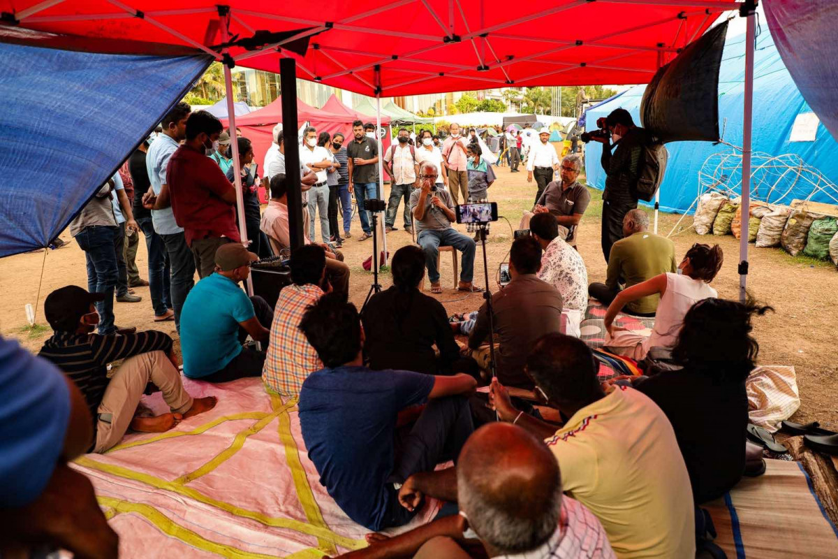 ސްރީލަންކާގެ އިގުތިސާދީ ހާލަތު ގޯސްވެ ކުރިމަތިވެފައިވާ ގޮންޖެހުންތަކާ ގުޅިގެން ކުރަމުންދާ މުޒާހަރާ - ރައީސް އޮފީސް ހުންނަ ސަރަހައްދުގައި ޓެންޓު ޖަހައިގެން މުޒާހަރާގެ ބައިވެރިން ވަނީ އެތަނުގައި ސްޓޭޝަން ވެފައި -  ފޮޓޯ: ރާއްޖެއެމްވީ