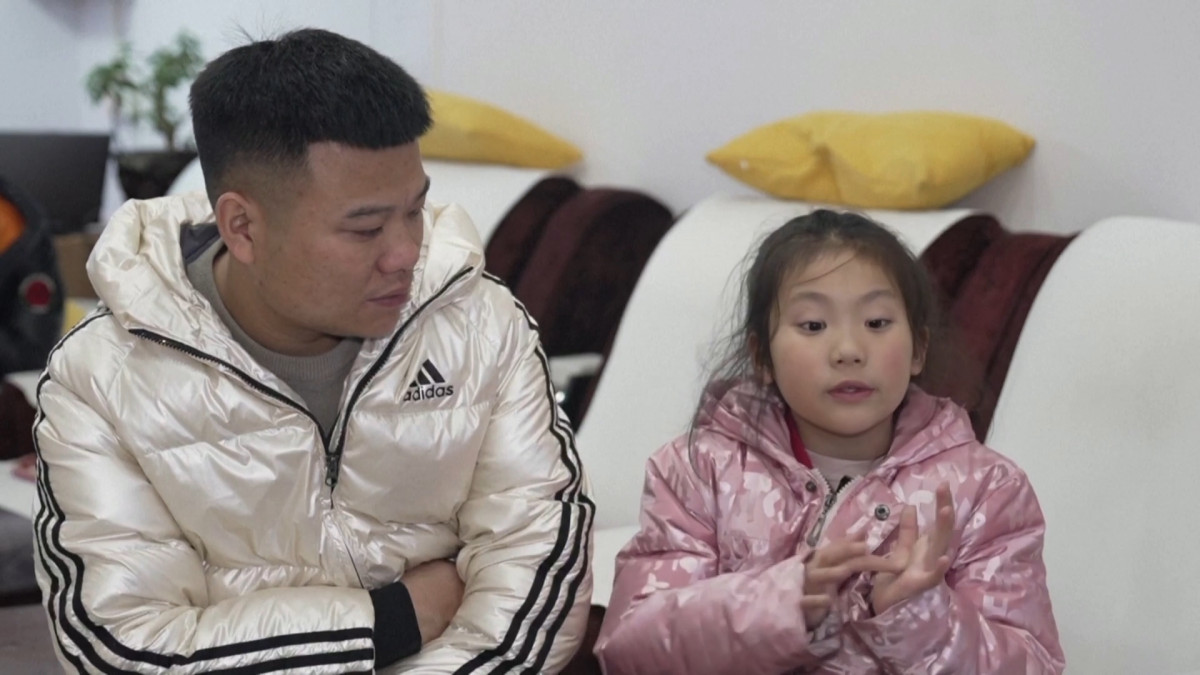 ނިއުނިއު އޭނާގެ ބައްޕައާއެކު