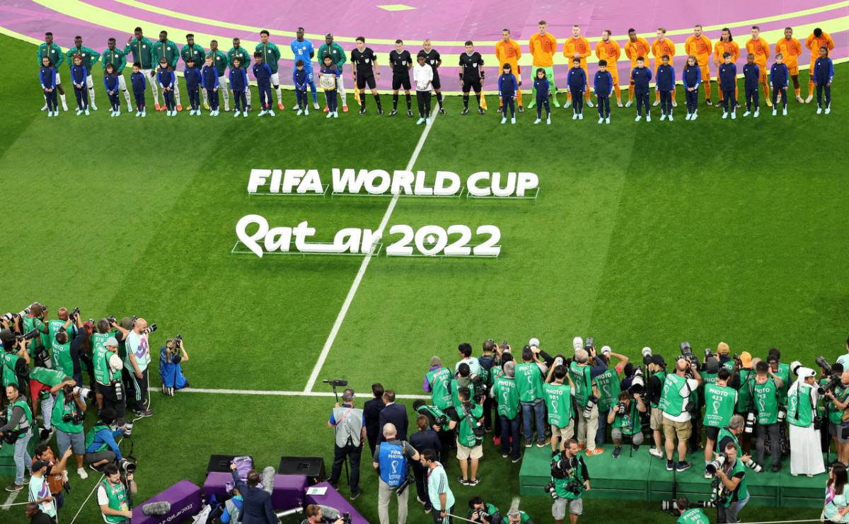 ނެދަލޭންޑްސް އަދި ސެނެގާލް ބައްދަލު ކުރި މެޗުގެ ތެރެއިން، ދެ ޓީމުގެ ކުޅުންތެރިން ދަނޑު ކުރިމަތީގައި: ފޮޓޯ - ރޮއިޓާސް  