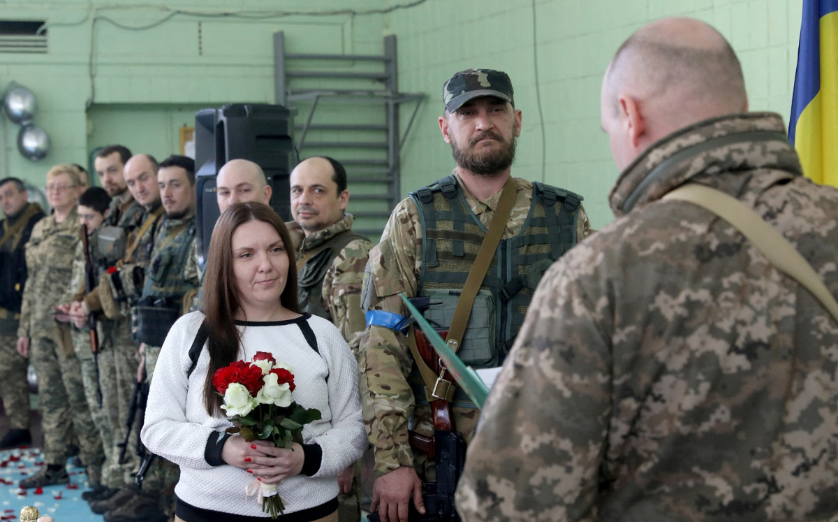 ރަޝިޔާއިން ޔޫކްރެއިނަށްދޭ ހަމަލާތައް ކުރިޔަށްދާއިރު، ޔޫކްރެއިންގެ ސަރަހައްދީ ދިފާއީ ބާރުތަކުގެ މެމްބަރުން ކަމަށްވާ ކްސެނިއާ އާއި ރޯމަން ކައިވެނިކޮށްފި. 20 މާޗް 2022 .ޔޫކްރެއިންގެ ވެރިރަށް ކީވްގައި. ފޮޓޯ: ރޮއިޓަރސް