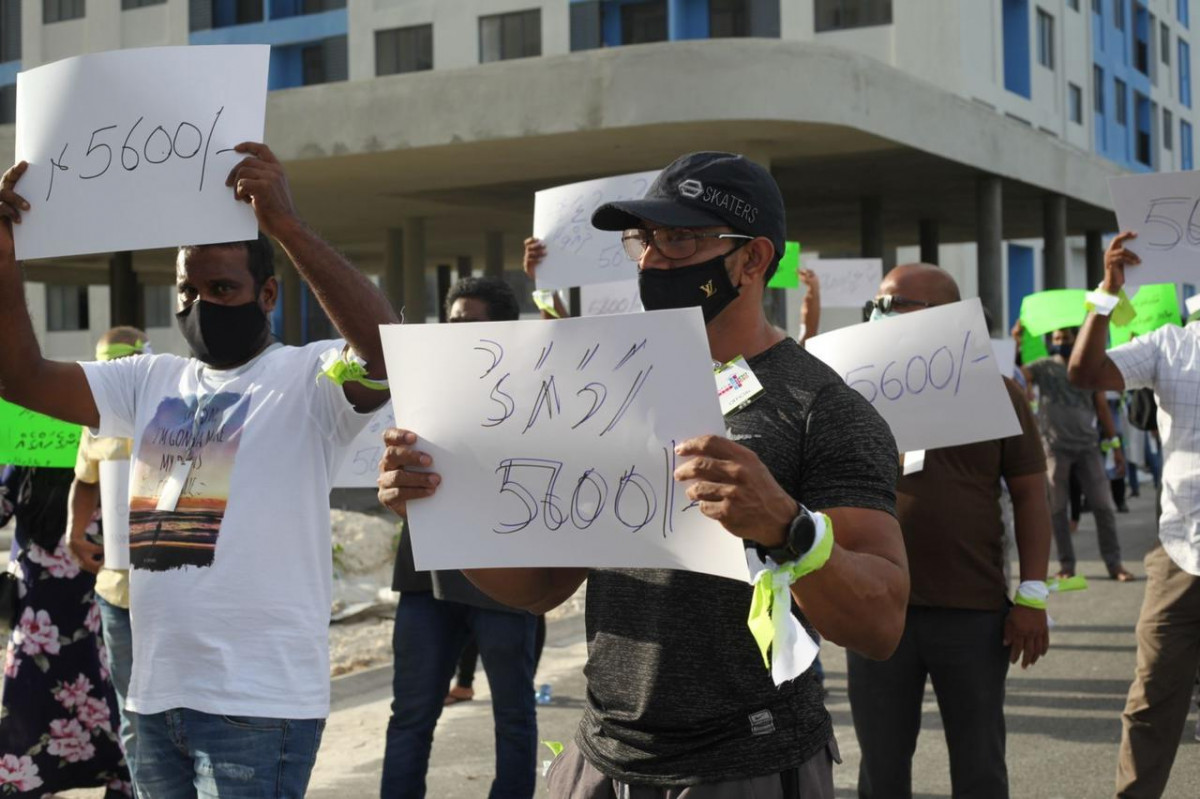 ހިޔާ ފްލެޓު ލިބުނު މީހުންގެ ކަންބޮޑުވުންތައް ހިއްސާކުރުމަށް ހިޔާ ޔޫނިއަނުން ބޭއްވި މުޒާހަރާގެ ތެރެއިން - ހިޔާ ޔޫނިއަނުން ބުނެފައިވަނީ ސޯޝަލް ކަމަށް - ފޮޓޯ: ރާއްޖެއެމްވީ