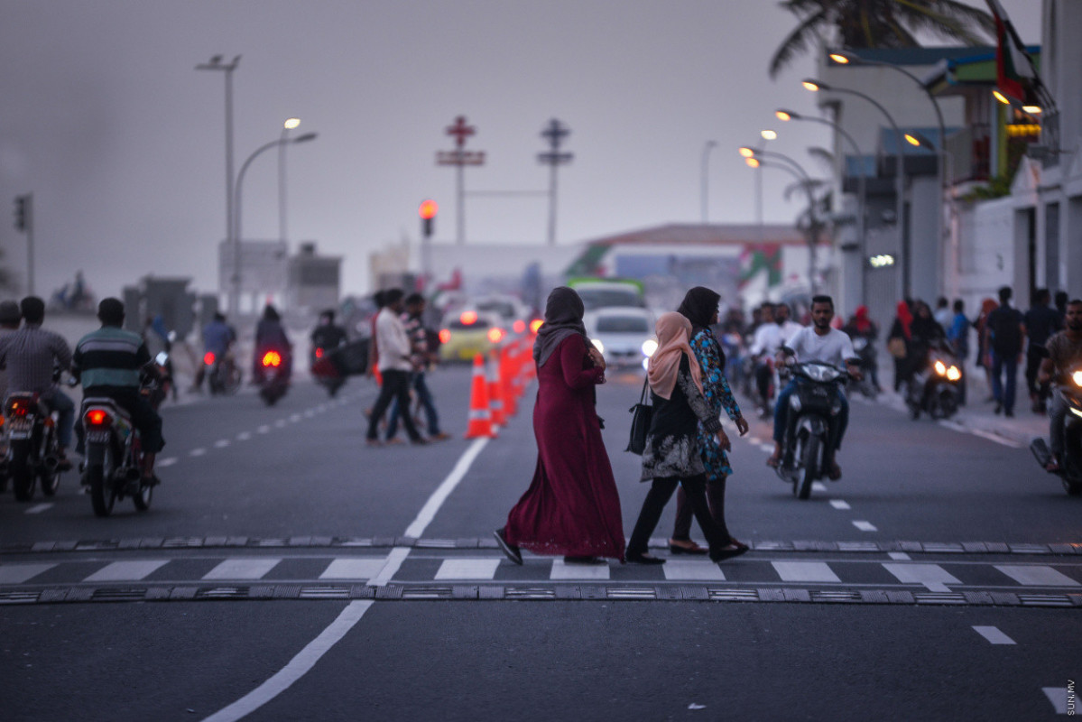 މަގުމަތީގައި މީހުންތަކެއް ހިނގަނީ --