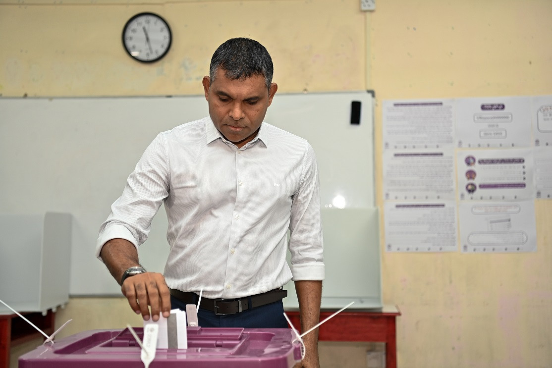 ސެޕްޓެންބަރު މަހު 9 ވަނަ ދުވަހު ކުރިއަށް ދިޔަ ރިޔާސީ އިންތިޚާބުގައި ނައިބު ރައީސް ފައިސަލް ނަސީމް ވޯޓު ދެއްވަނީ - ފޮޓޯ: ރައީސް އޮފީސް