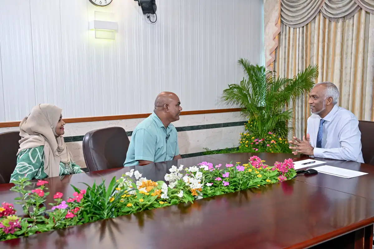 ރައްޔިތުންގެ އަޑު އެޕިސޯޑް 2 ގައި ބައިވެރިވި ދެމަފިރިއަކާ ރައީސް މުއިއްޒު ވާހަކަފުޅު ދައްކަވަނީ