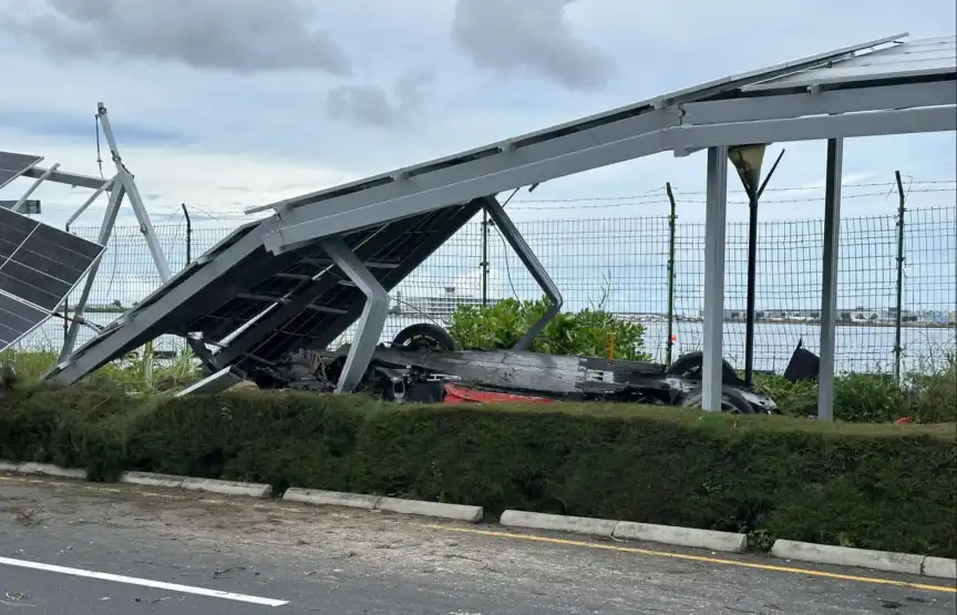 ސިނަމާލެ ބްރިޖް ހައިވޭގައި ދުއްވާފައި ދިޔަ ލަމްބޮގިނީ ކާރެއް ކޮންޓްރޯލުން ނެއްޓި އެތަނުގައި ހަރުކޮށްފައިވާ ސޯލާ ޕެނަލްތަކުގައި ޖެހި ނުރައްކާތެރި އެކްސިޑެންޓެއް ހިނގާފައި